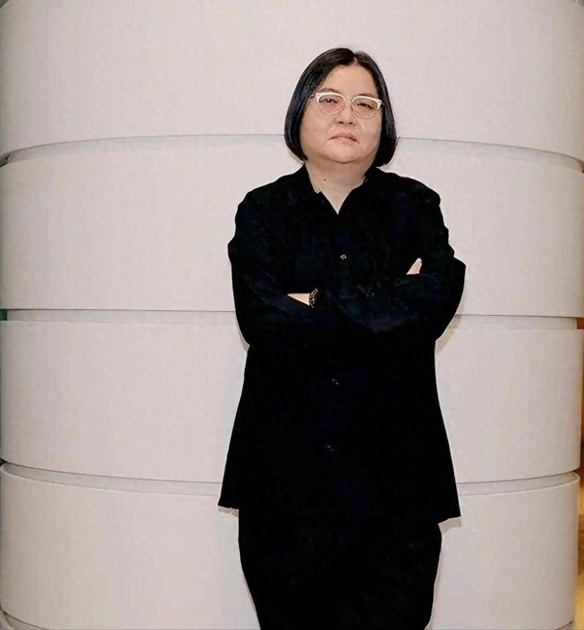 难受!香港知名经纪人卷入8亿遗产风波,帮闺蜜养大儿子