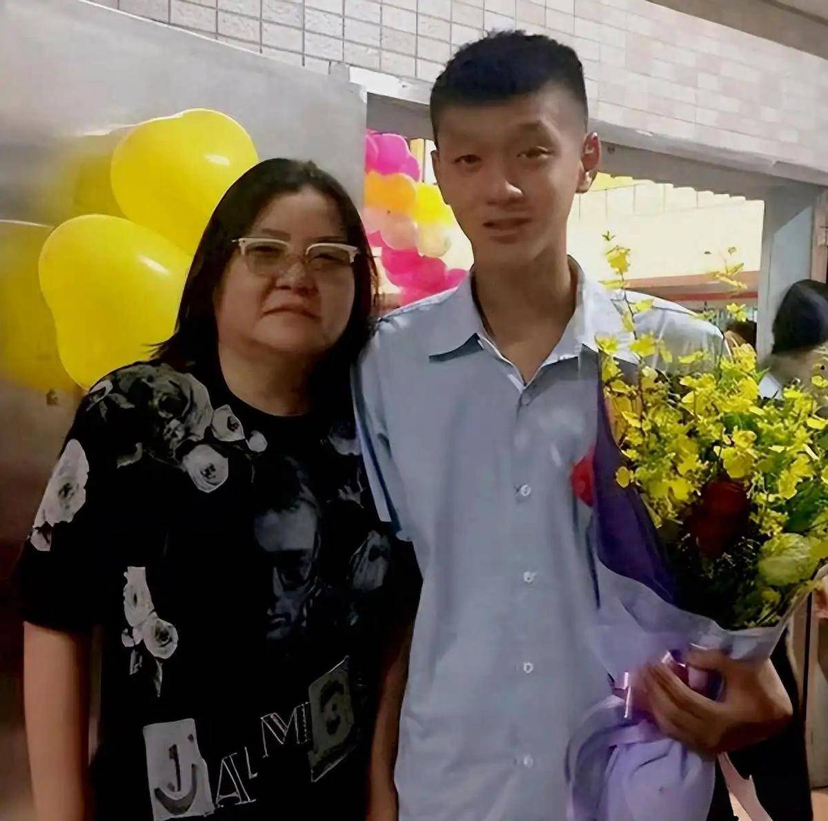 难受!香港知名经纪人卷入8亿遗产风波,帮闺蜜养大儿子