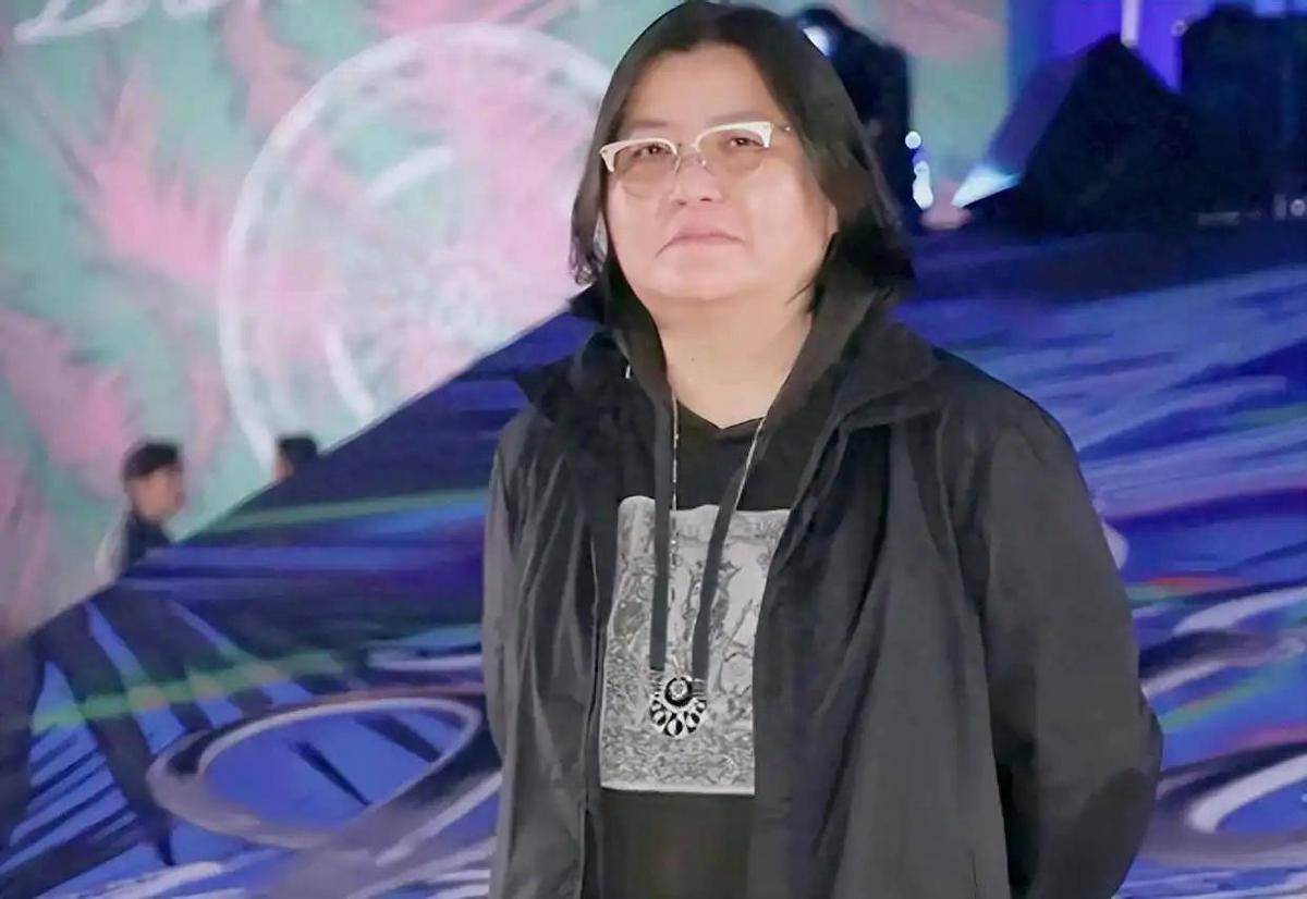 难受!香港知名经纪人卷入8亿遗产风波,帮闺蜜养大儿子