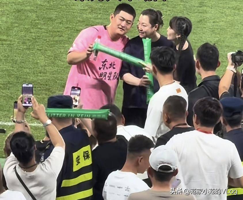 赵本山儿子赵大牛踢球，母亲马丽娟的豪气一幕成焦点！