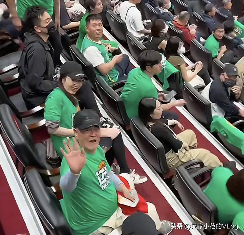 赵本山儿子赵大牛踢球，母亲马丽娟的豪气一幕成焦点！