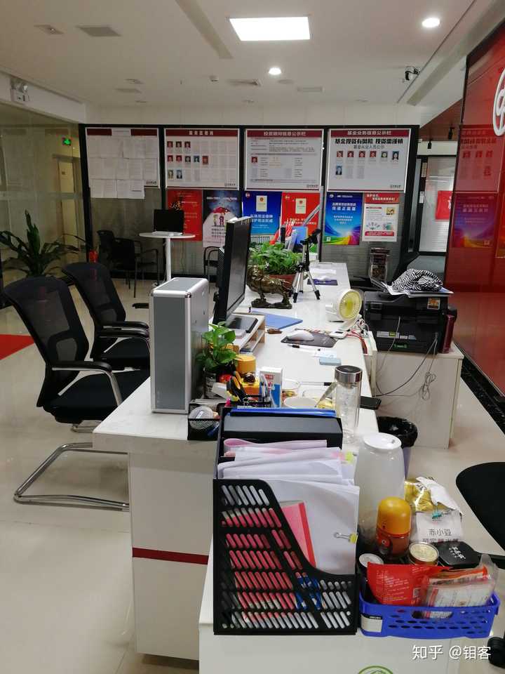 证券公司上班做什么(证券公司上班做什么赚钱)